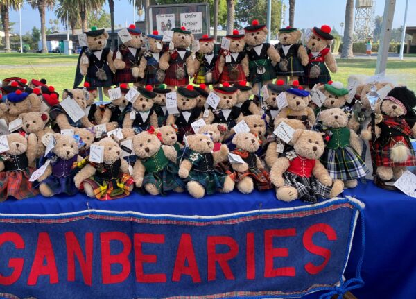 Loganbearies bears dressed in Clan tartans. Order a wee guy in his kilt or a wee gal in the Scottish National dress. Scottish Treasures